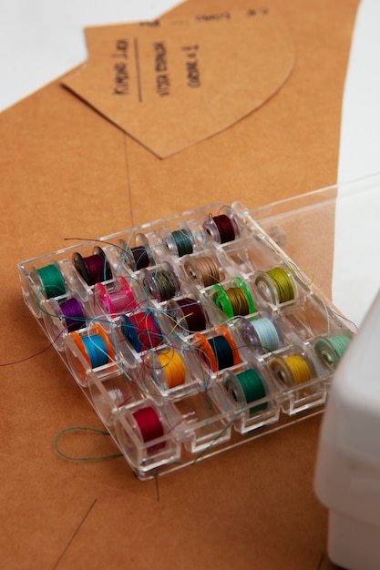 súpravy nití a látok vystavené